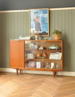 アンティーク家具 アンティークのキャビネット イギリスのマッキントッシュ社、美しいヴィンテージキャビネット