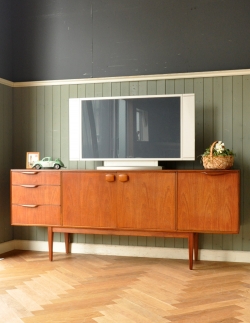 アンティーク家具 アンティークのキャビネット 北欧インテリアのブランド、マッキントッシュのかっこいいヴィンテージサイドボード