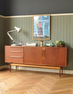 アンティーク家具 アンティークのキャビネット チーク材を使ったヴィンテージ家具、北欧のサイドボード（マッキントッシュ）