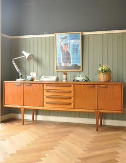 アンティーク家具 アンティークのキャビネット チーク材を使ったヴィンテージ家具、美しい北欧のサイドボード（younger社）