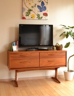 アンティーク家具 アンティークのチェスト Austin Suite社製のヴィンテージ家具、４杯引き出しのサイドボードチェスト