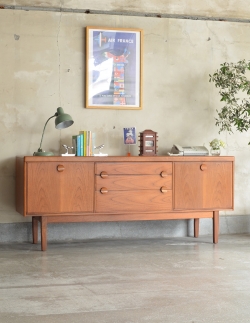 アンティーク家具 アンティークのキャビネット 北欧テイストの丸い取っ手が可愛いビンテージ家具、シンプルなサイドボード