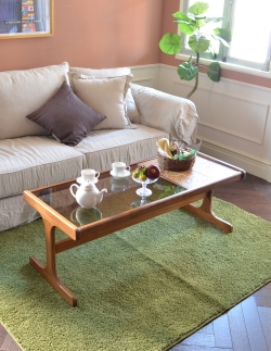 アンティーク家具 アンティークのテーブル 華やかなタイルが付いたアンティーク家具、ガラス×タイル天板のセンターテーブル（G-plan）