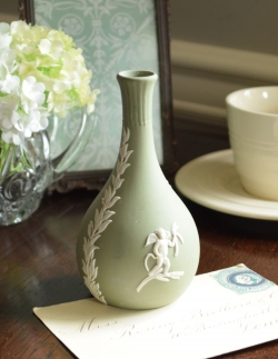 アンティーク雑貨 セージグリーンのアンティークジャスパーウェア、Wedgwoodの1輪挿し