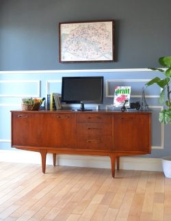 アンティーク家具 アンティークのキャビネット 北欧スタイルに似合うイギリスのアンティーク家具、ヴィンテージサイドボード