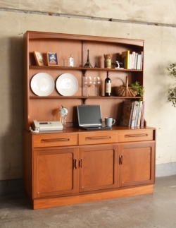 アンティーク家具 アンティークのキャビネット 食器から本まで収納できるヴィンテージのカップボード（G-PLAN）