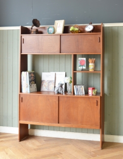 アンティーク家具 アンティークのキャビネット チーク材を活かしたシンプルなシルエットのヴィンテージブックシェルフ（本棚）