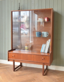 アンティーク家具 アンティークのキャビネット シンプルなヴィンテージ家具、引き戸ガラスのディスプレイキャビネット