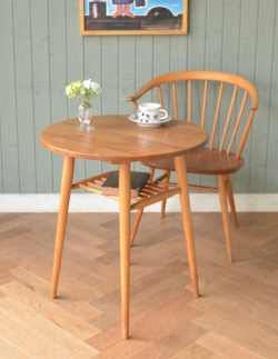 アンティーク家具 アンティークのテーブル アーコールのヴィンテージ家具、（ERCOL）マガジンラック付きコーヒーテーブル