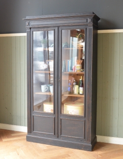 アンティーク家具 アンティークのキャビネット クールなアンティークフレンチインテリア、大きなガラスが入った木製キャビネット