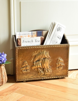 アンティーク家具 マガジンラックおしゃれ 英国から到着、真鍮製のアンティークマガジンラック（帆船）