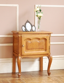 アンティーク家具 アンティークのキャビネット 便利な扉収納付きのフレンチ家具、アンティークスモールキャビネット（ナイトテーブル）