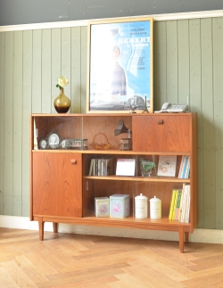 アンティーク家具 アンティークのキャビネット 収納たっぷりのヴィンテージ家具、ネイサン社のガラスキャビネット（ショーケース）