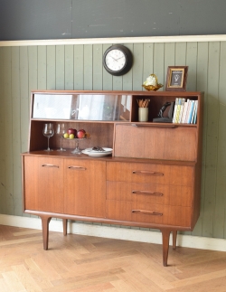 アンティーク家具 アンティークのキャビネット 北欧テイストの家具、JENTIQUE社のヴィンテージサイドボード(カップボード)