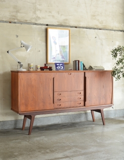 アンティーク家具 アンティークのキャビネット 北欧スタイルに似合うイギリスのアンティーク家具、引き戸式のヴィンテージサイドボード