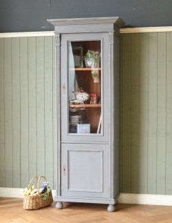 アンティーク家具 アンティークのキャビネット フランスのアンティーク家具、ペイント仕上げのスリムなガラスキャビネット