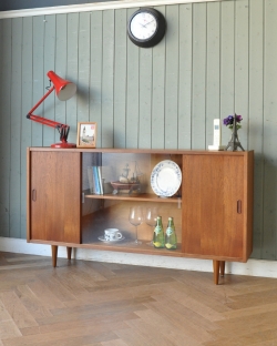 アンティーク家具 アンティークのキャビネット 北欧インテリアにピッタリなチーク材のヴィンテージ家具、引き戸タイプのガラスキャビネット