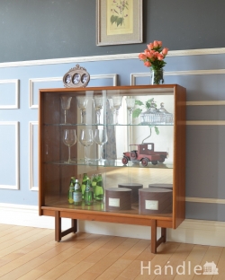 アンティーク家具 アンティークのキャビネット 背中をミラー張りにした輝くアンティークのグラスキャビネット（ショーケース）