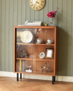 アンティーク家具 アンティークのキャビネット 北欧スタイルのヴィンデージ家具、小さいからどこでも置けちゃうグラスキャビネット