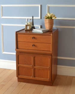 アンティーク家具 アンティークのキャビネット 英国の高級家具メーカーが造り上げたアンティークスモールキャビネット