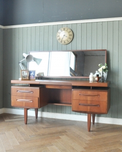 アンティーク家具 アンティークのドレッサー G-PLANのヴィンテージ家具、デスクにもおススメのフレスコシリーズのドレッサー