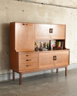 アンティーク家具 アンティークのキャビネット 食器棚にもおススメのヴィンテージ北欧スタイルの家具、G-Planのサイドボード