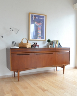 アンティーク家具 アンティークのキャビネット 北欧テイストのビンテージ家具、シャープな取っ手までお洒落なサイドボード