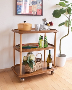 アンティーク家具 アンティークのワゴン・トローリー 北欧デザインのヴィンテージ家具、ナチュラルなカラーのキャスター付きワゴン(ERCOL)