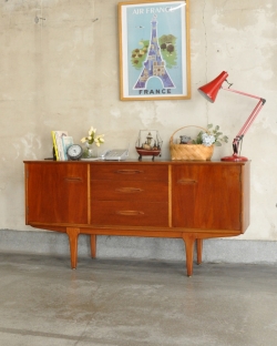 アンティーク家具 アンティークのキャビネット 北欧スタイルの暮らしを彩るインテリア、使いやすいサイズのヴィンテージのサイドボード