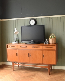 アンティーク家具 アンティークのキャビネット Gプランの北欧テイストのインテリア、一番使えるサイズのヴィンテージサイドボード