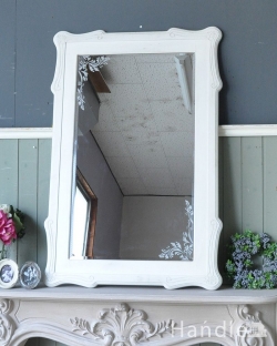 アンティーク調のおしゃれなミラー、デコラティブなデザインの壁掛け鏡
