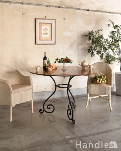 アンティーク風 アンティーク風の家具 心地良くお庭で過ごすためにアンティーク風のラウンドテーブル
