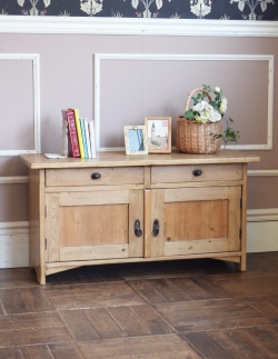 アンティーク家具 アンティークのキャビネット ナチュラルな雰囲気にほっこりするアンティーク家具、テレビ台に使えるローキャビネット