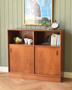 アンティーク家具 アンティークのキャビネット チーク材のヴィンテージ北欧家具、引き戸式キャビネット