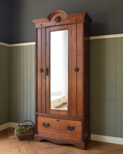 アンティーク家具 アンティークのキャビネット フランスで見つけたお花の彫り入りアンティーク ワードローブ（ホールローブ）