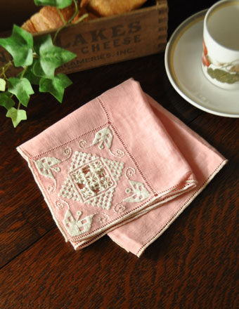 ピンクが可愛い　刺繍入りのアンティークレースマット　 (m-1074-z)