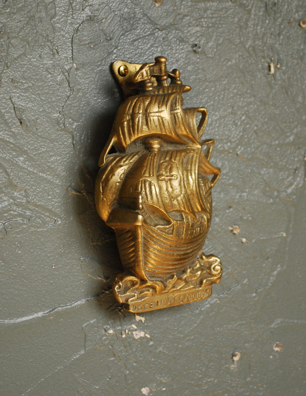 英国からのアンティーク雑貨、ガレオン船の真鍮ドアノック（century galleon ） (m-1230-z)