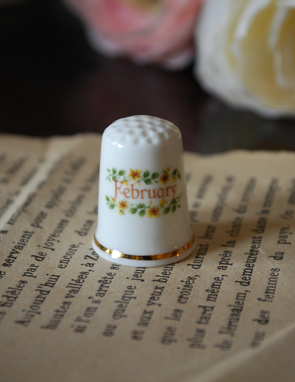 ボーンチャイナのアンティーク シンブル(February) (m-1232-z)