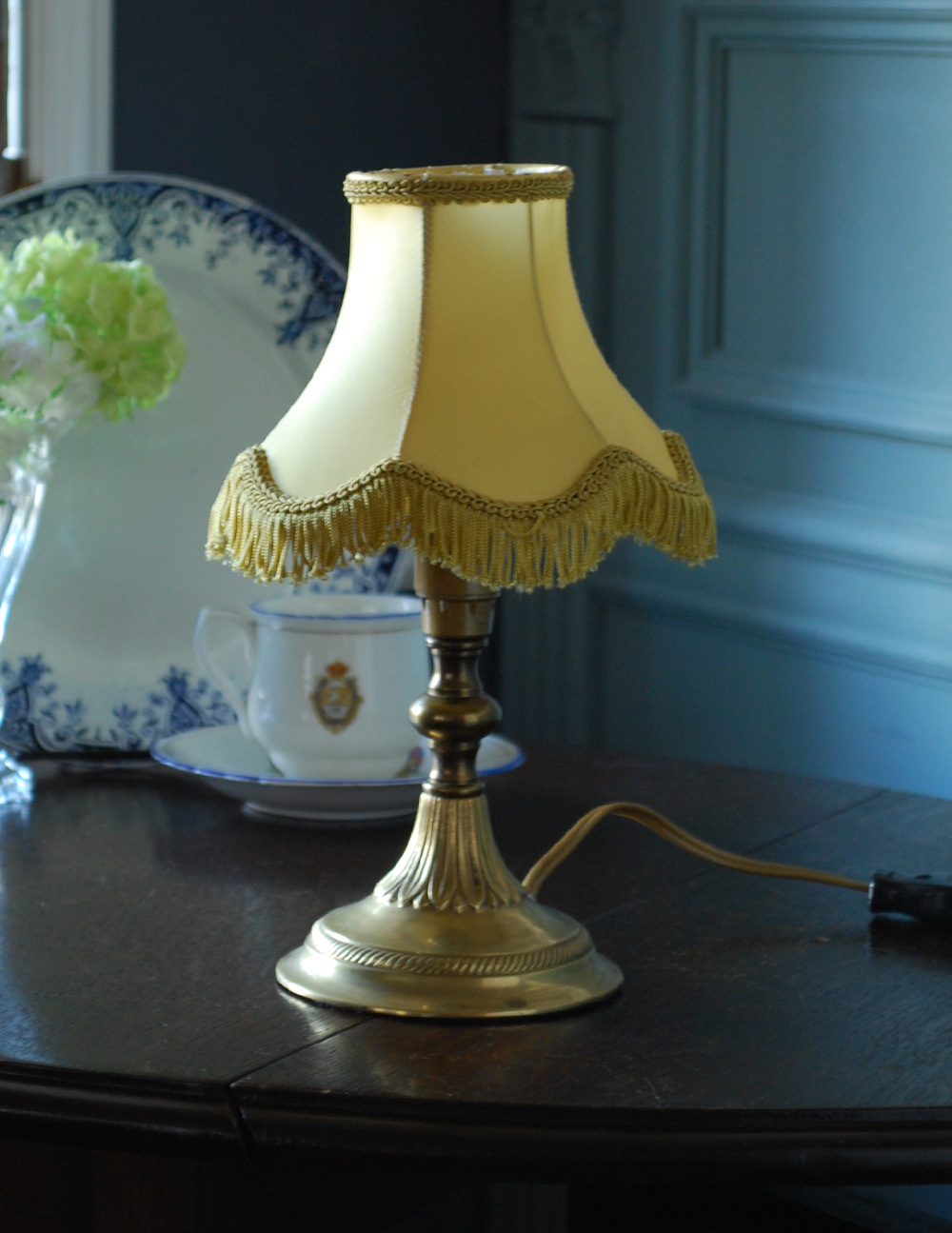 フランスのアンティーク雑貨、優しく灯るフリンジ付きのランプ