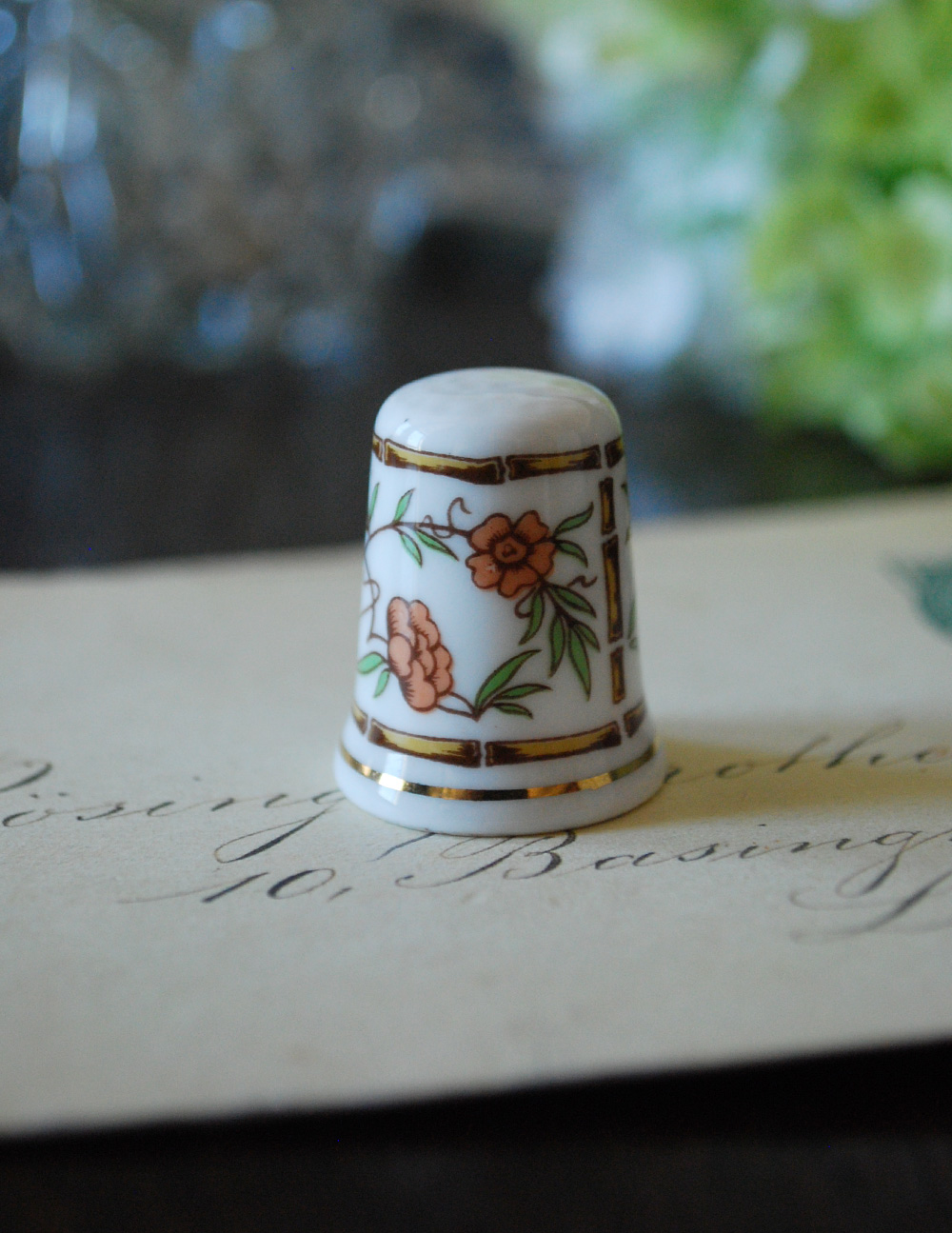 小さくて可愛いアンティーク雑貨、 お花がデザインされたボーンチャイナのシンブル (m-1481-z)