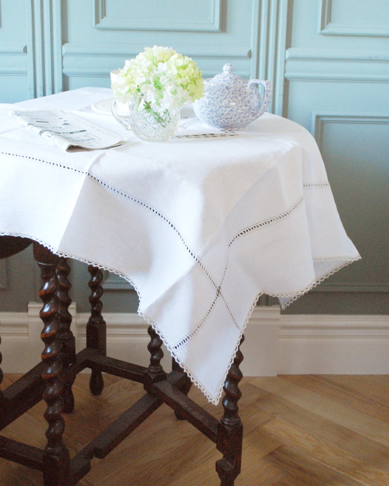 テーブルに掛けるだけで雰囲気が変わる、 爽やかなアンティークのテーブルクロス (m-1549-z)
