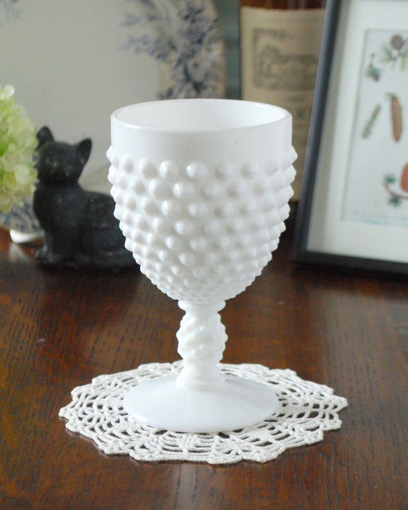ミルクガラスがドットの模様が可愛い花器　アンティークプレスドグラス (m-1585-z)