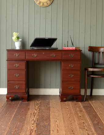 書斎で楽しむ英国アンティークの家具、大人の木製デスク（勉強机）