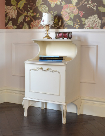 大人可愛いアンティーク家具、ホワイトペイントのベッドサイドキャビネット (m-329-f)
