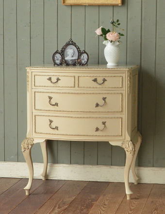 美しいアンティークのフレンチインテリア、白色のスモールチェスト（３段） (m-334-f)