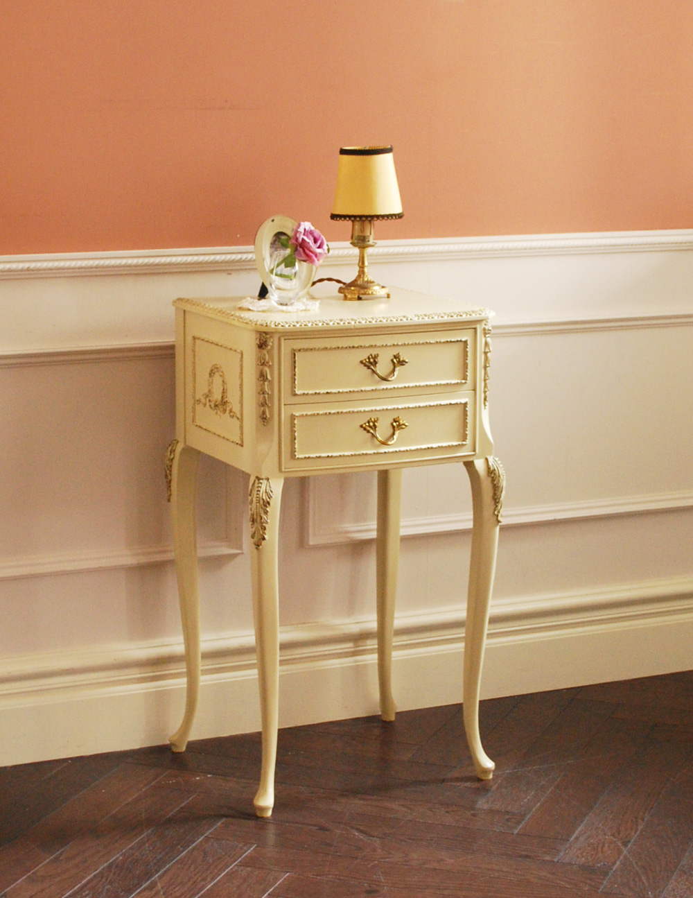 いろんなところで使えるアンティーク家具、小さなベッドサイドチェスト (m-394-f)