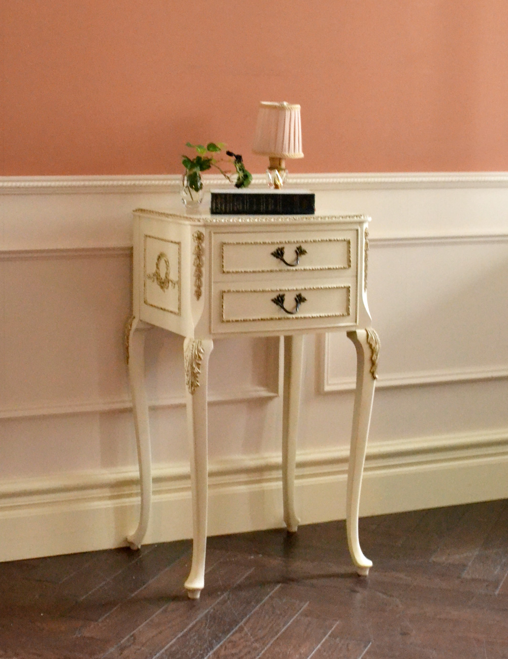 美しいアンティークのフレンチ家具、白色のベッドサイドチェスト(m-405