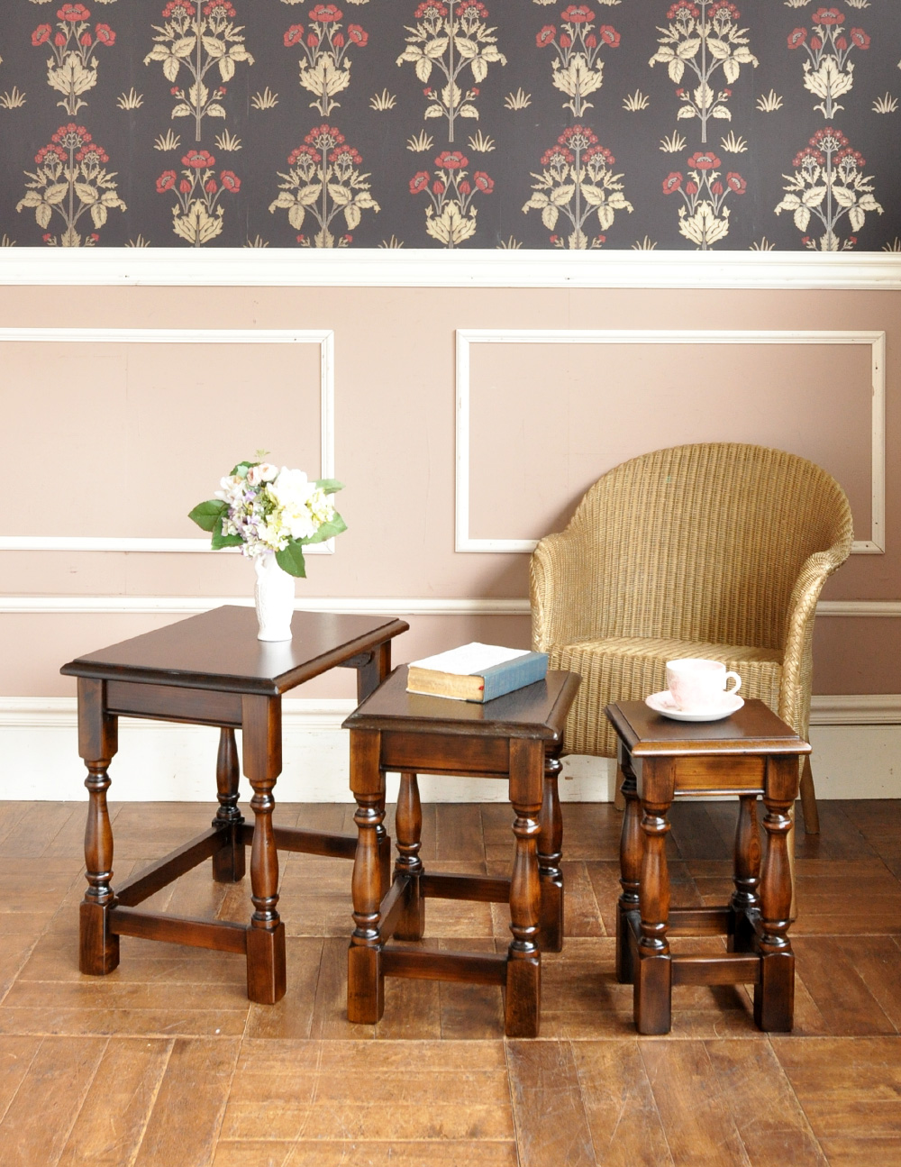 イギリスで見つけたアンティーク家具、脚がおしゃれなオーク材のネストテーブル (m-421-f)