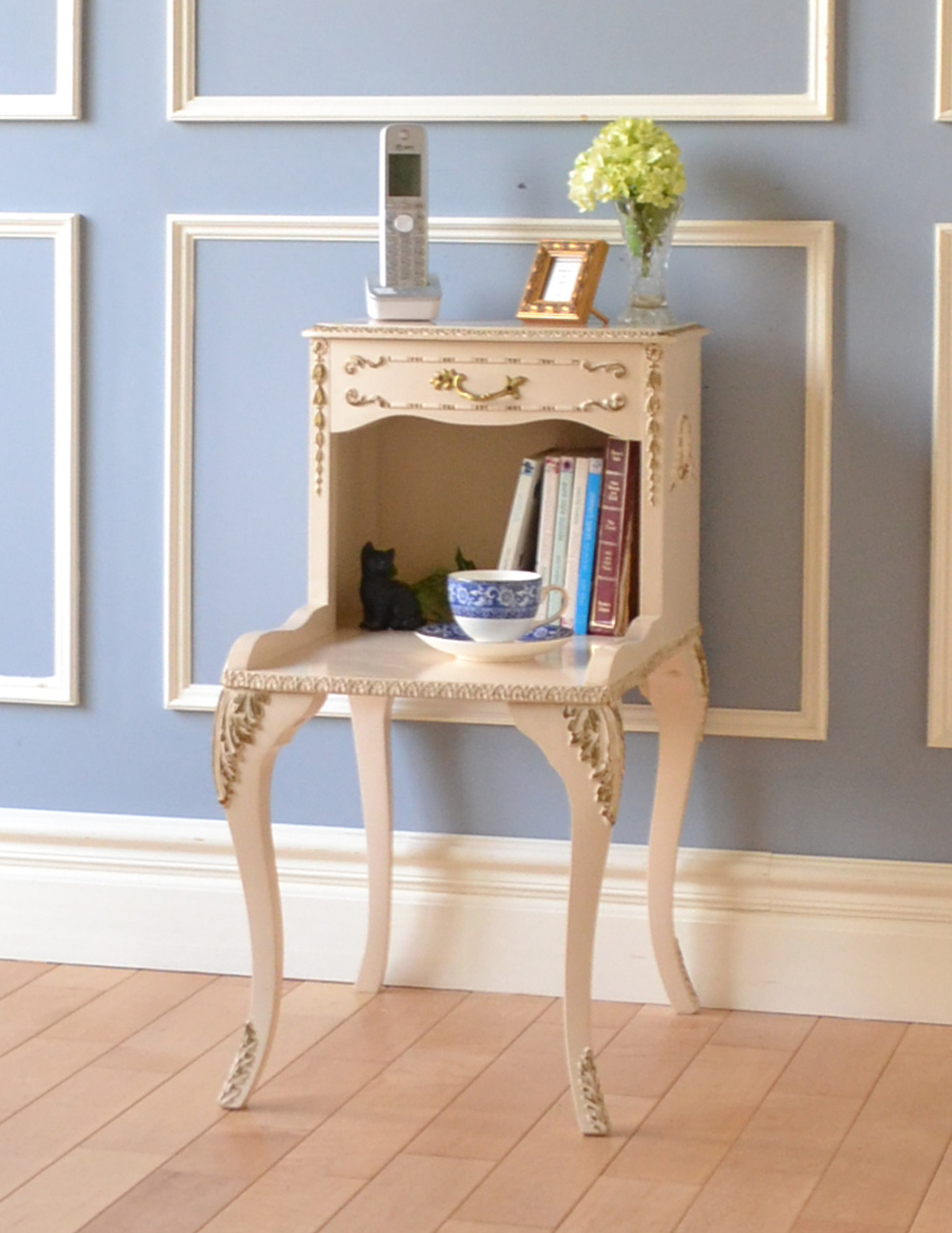 可愛いフレンチスタイルのアンティーク家具、スモールキャビネット（ベッドサイドチェスト） (m-531-f)