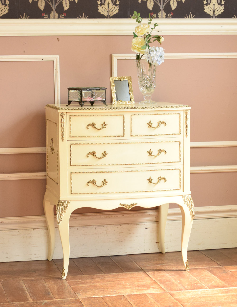 可愛い猫脚のフレンチインテリア、アンティークの白いスモールチェスト（３段） (m-532-f-1)